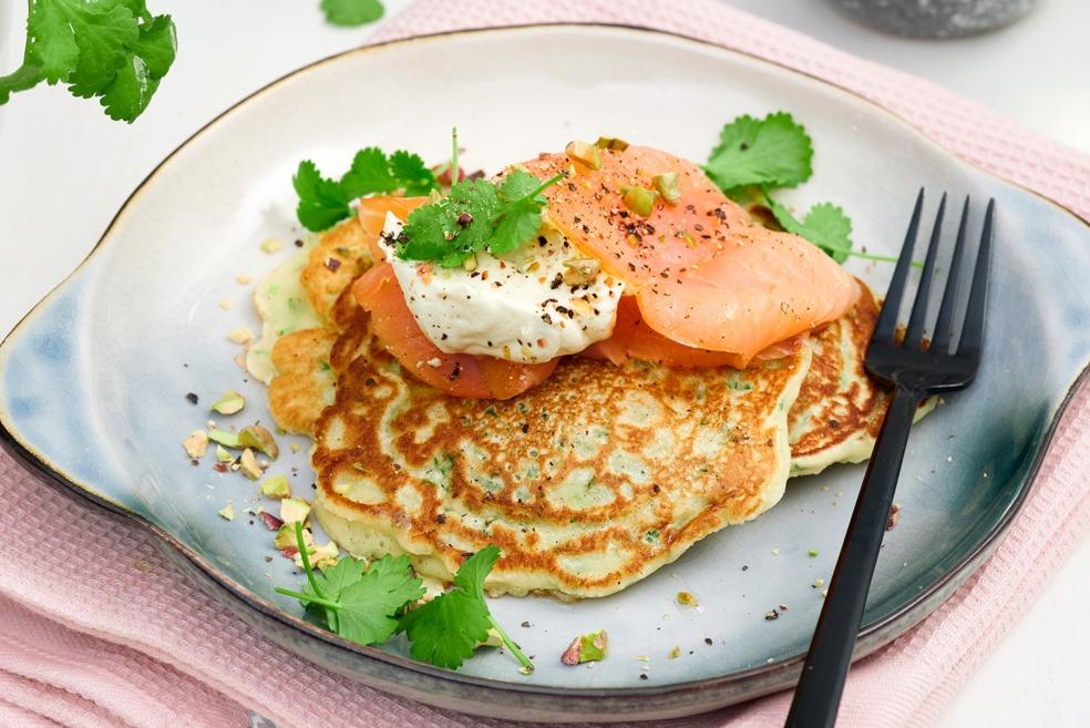 Kruidenpannenkoekjes met gerookte zalm en mosterddressing