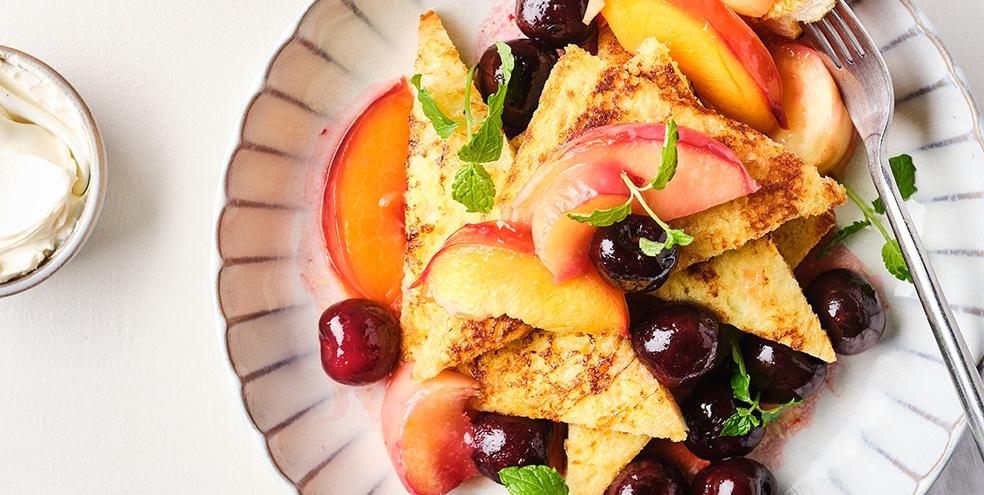 Verloren brood met warme vruchten en mascarpone