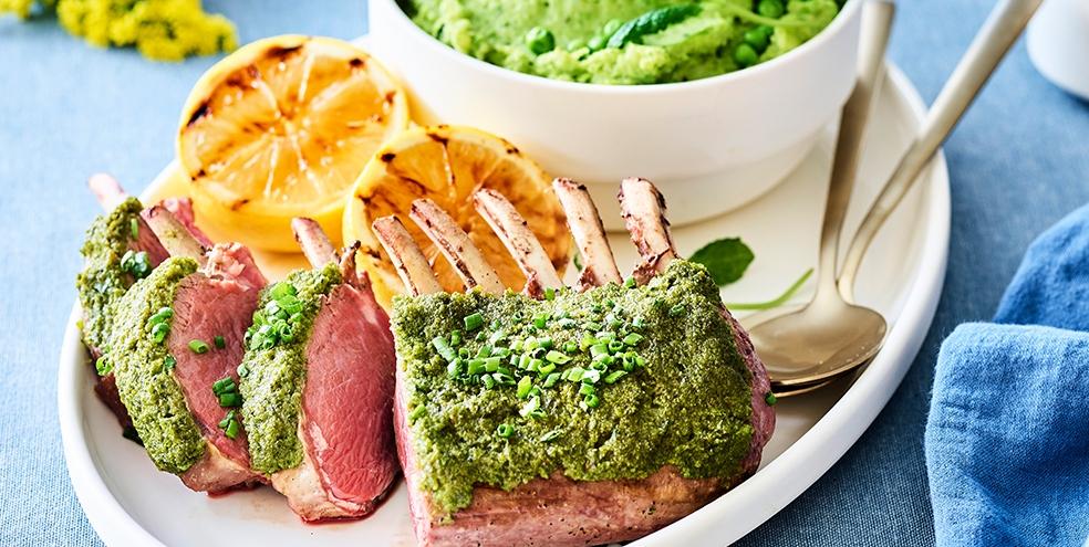 Lamskroon met peterseliekorst, smeuïge muntpuree en erwtjes