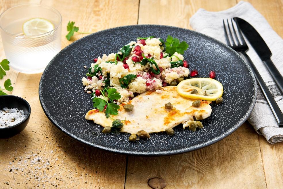 Kip piccata en spinazie-couscous met granaatappel