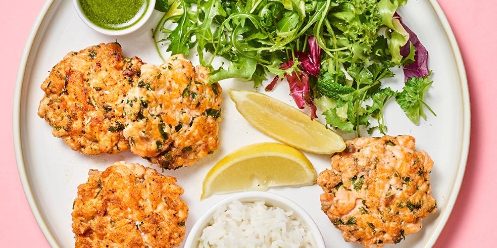 Krokante zalmkoekjes met rijst en kruidenslaatje