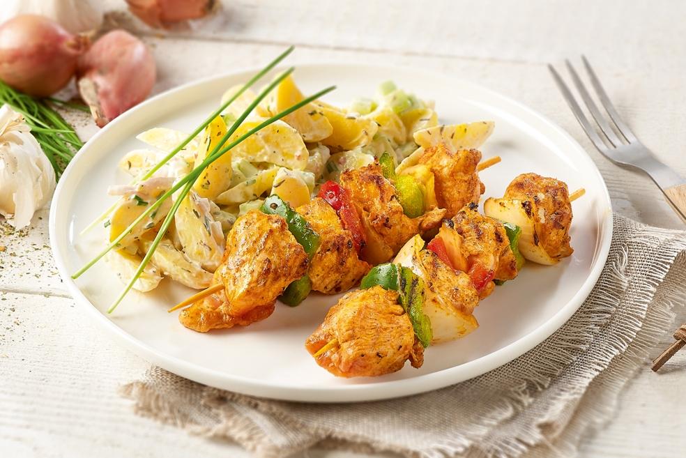 Kippenbrochettes met aardappelsalade en komkommer