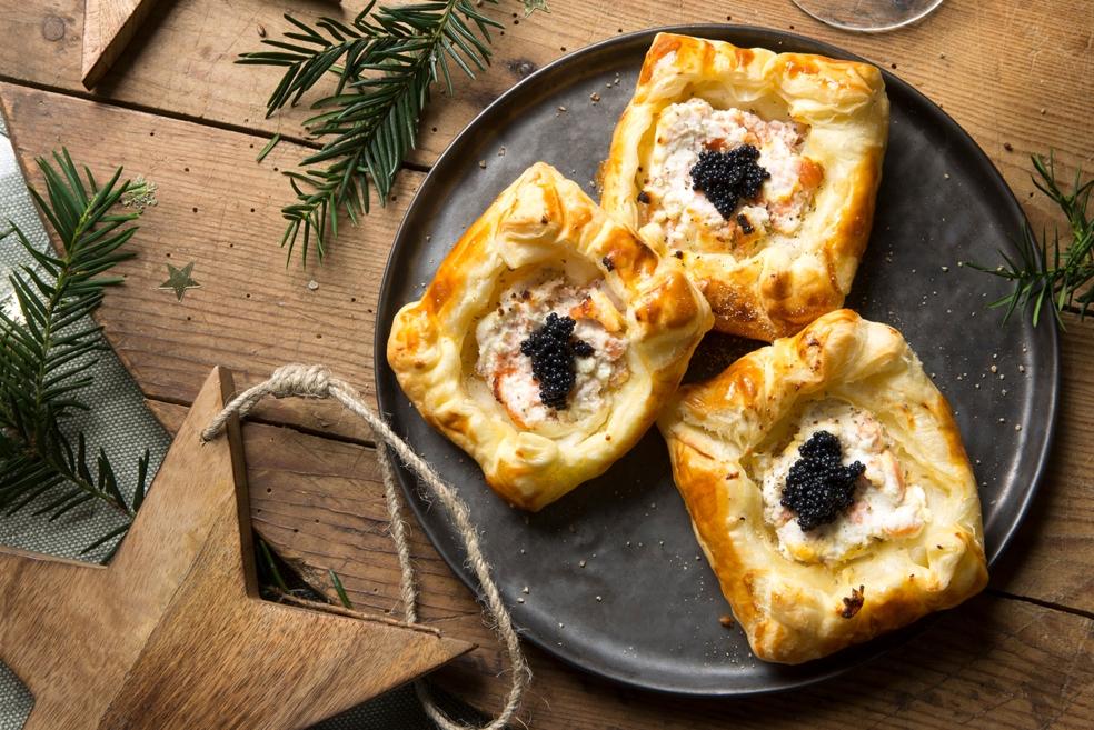 Bladerdeeggebakje met ricotta, zalm en kaviaar