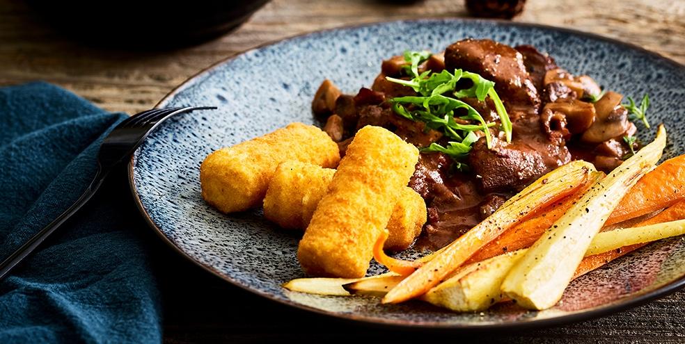 Everzwijnragout met gestoofde groentjes en kroketten