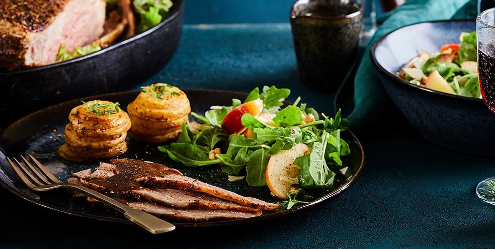 Krokant gegrilde lamsbout met appelsalade en aardappeltaartjes