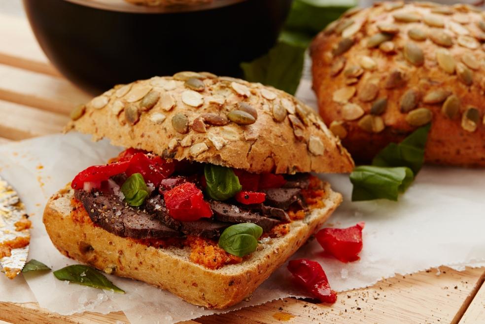 Broodje met gemarineerd hindegebraad en paprika