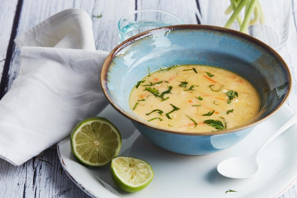 Kippensoep met limoen en ei