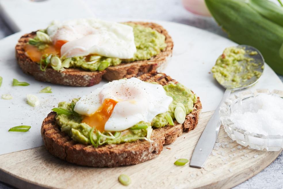 Toast met gepocheerd ei en avocadomousse