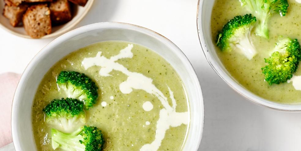 Broccolisoep met gorgonzolaroom en croutons