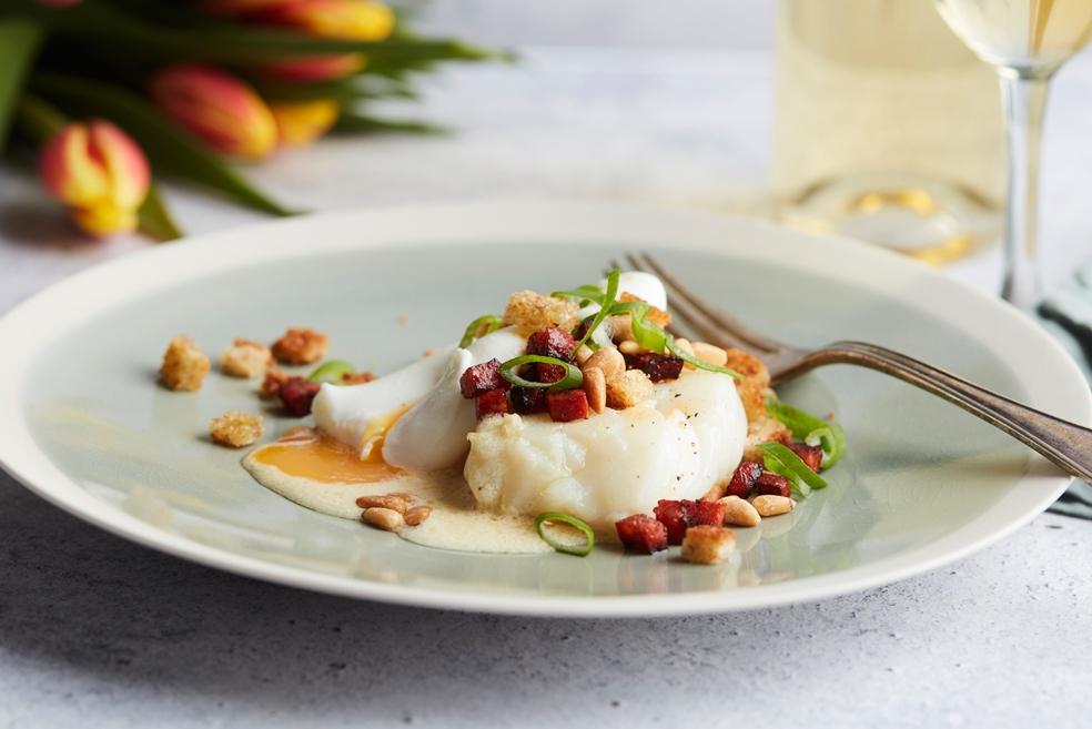 Stokvis met gepocheerd ei en chouriço