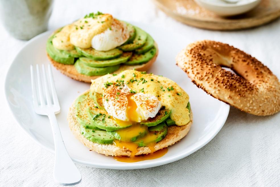 Eggs benedict op een broodje