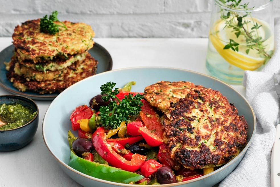Quinoa-courgettebeignets met paprika-tomatensalade