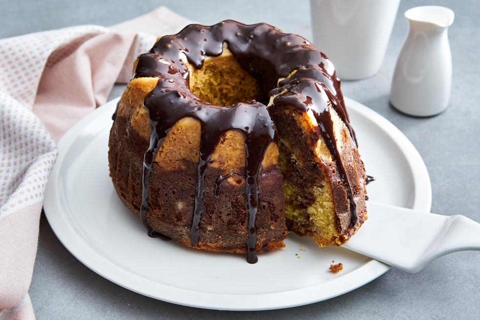 Gemarmerde tulbandcake met chocoladeglazuur