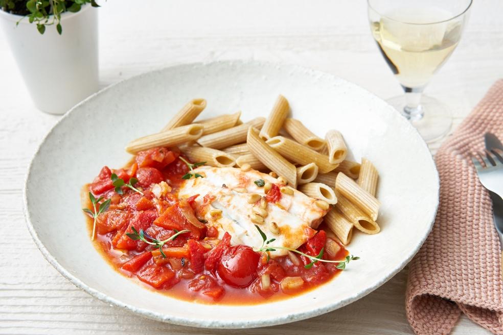 Volkorenpasta met kabeljauw en tomaten-paprikasaus