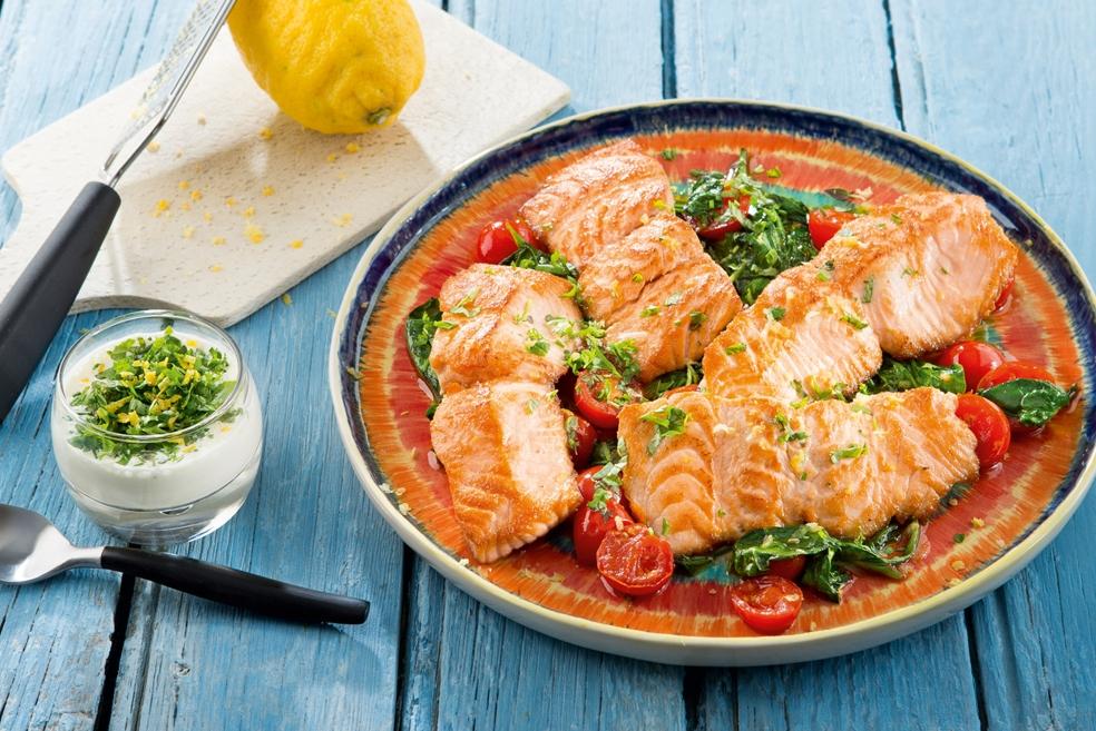 Escalope van zalm met spinaziesalade en yoghurtvinaigrette