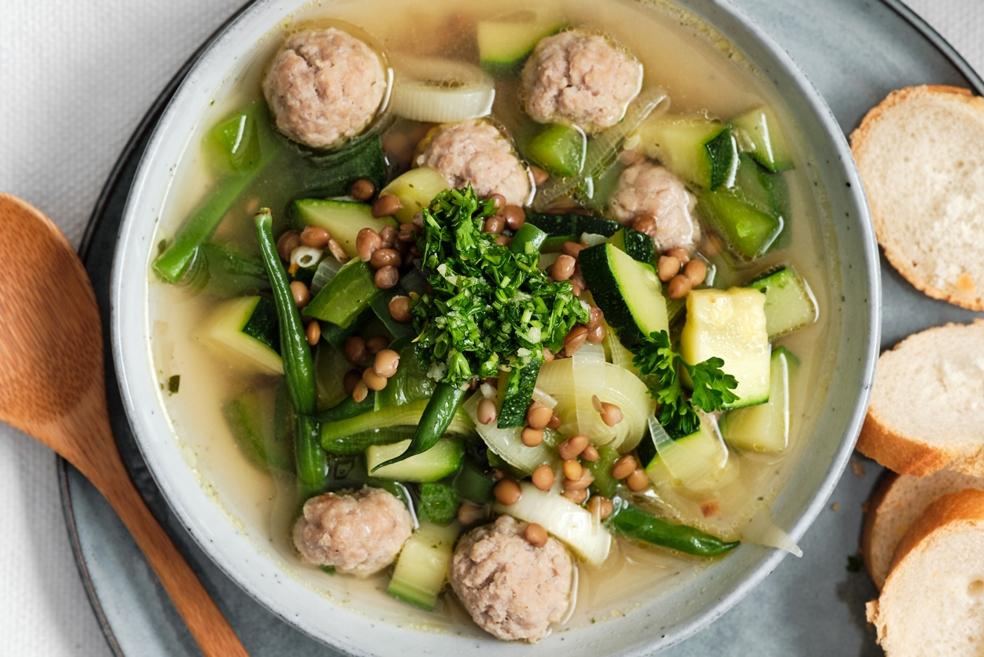 Zomerse maaltijdsoep met balletjes en gremolata