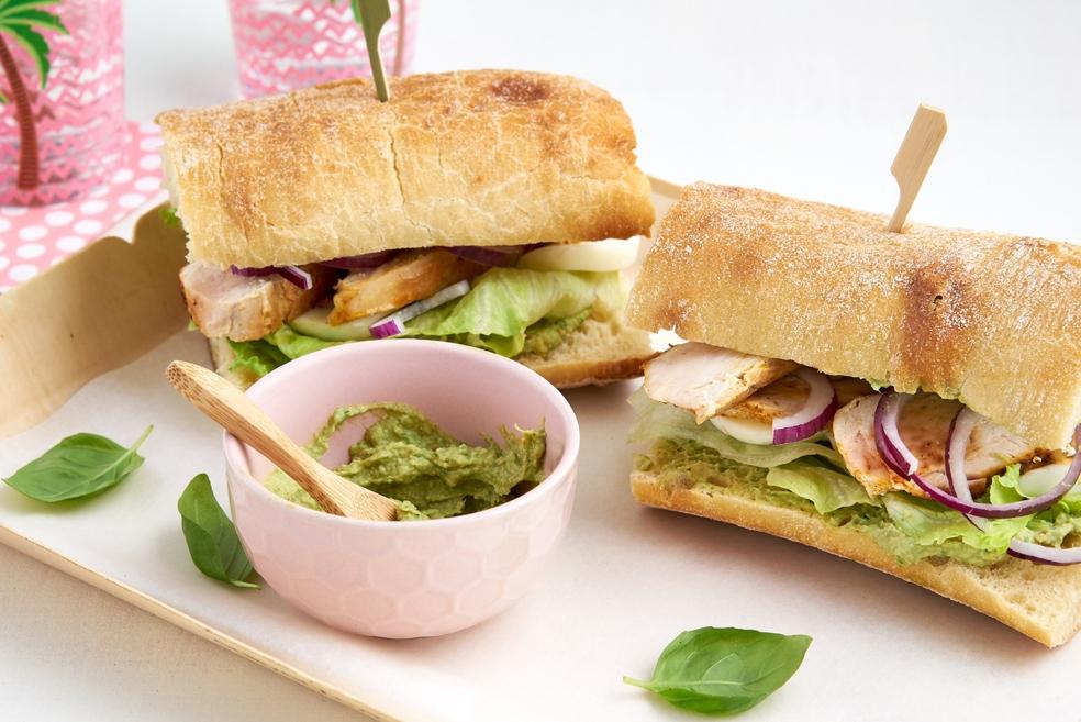 Ciabatta kip met noten-avocadospread