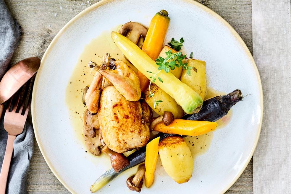 Kwartel uit de oven met paddenstoelen, pommes fondantes, winterwortelen en een jus van gevogeltefond