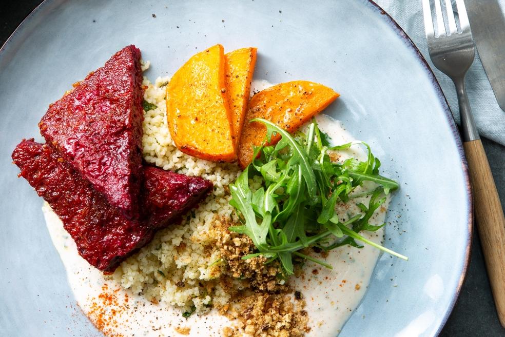 Couscoussalade met rode bietenburger en pompoen