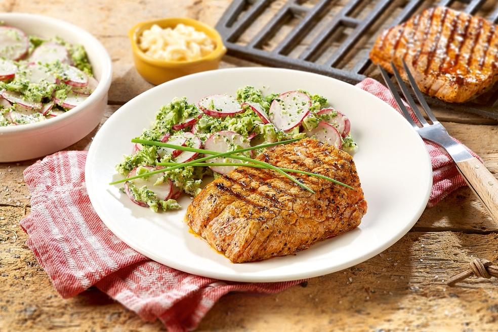 Gemarineerde rumsteaks met een slaatje van broccoli en radijzen