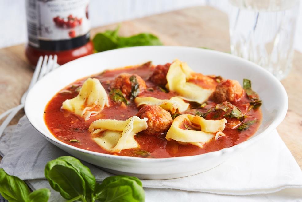 Maaltijdsoep met gehaktballetjes en tortelloni