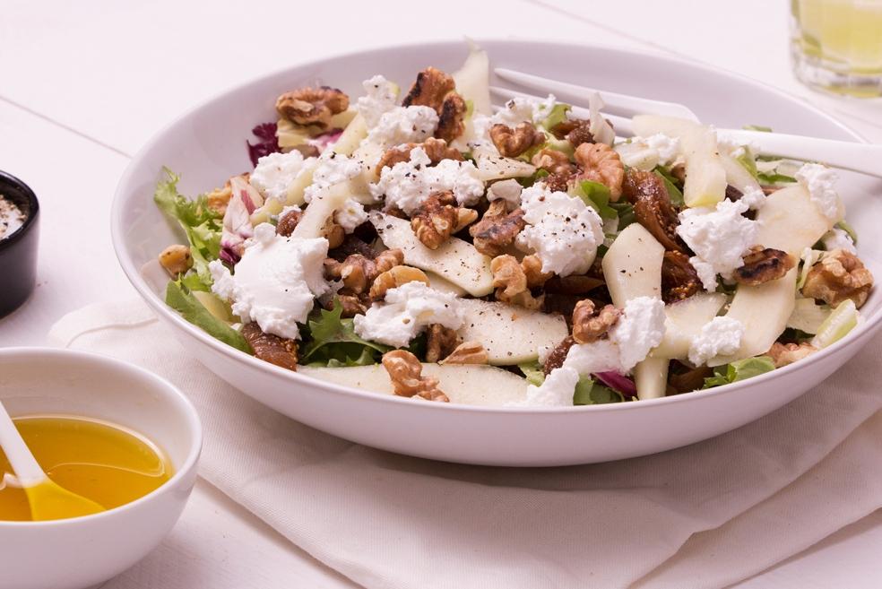 Salade met geitenkaas, vijg en peer