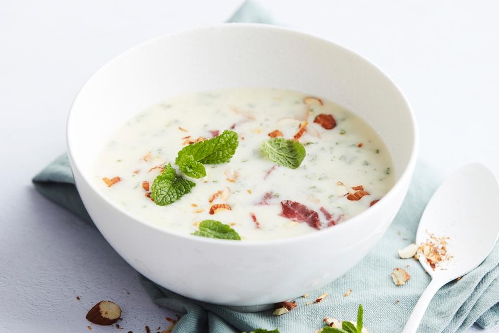 Fris yoghurtsoepje met gerookte eend en munt