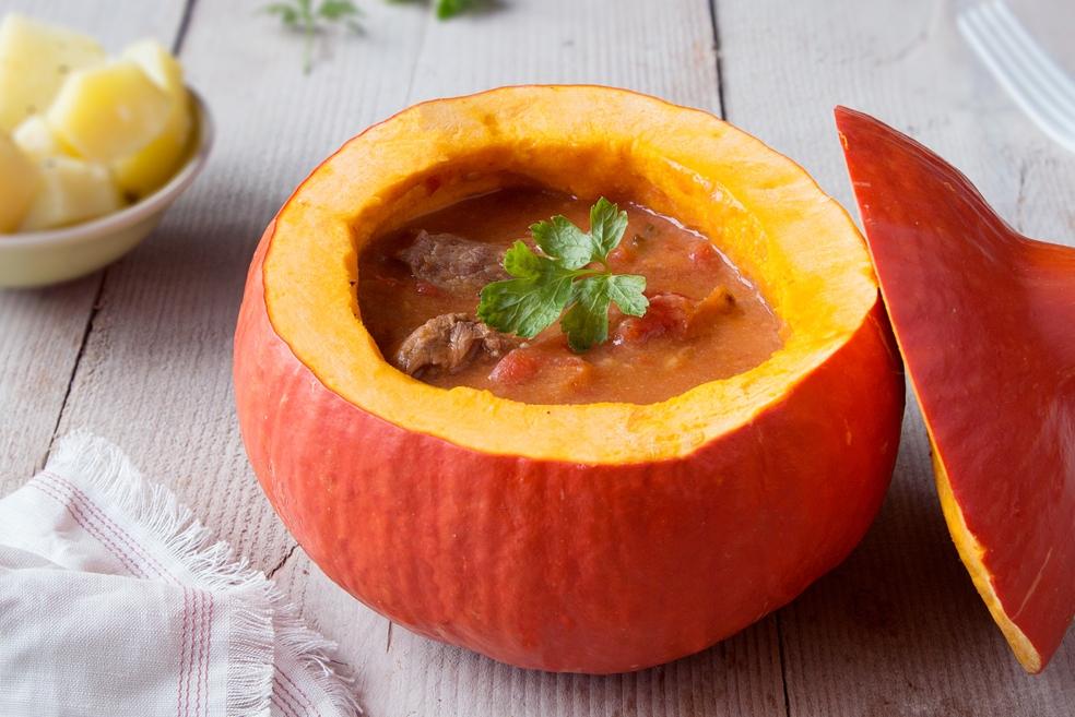 Rundstoofvlees in een uitgeholde pompoen