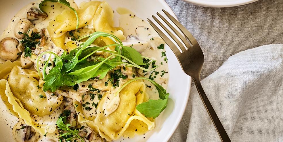 Gevulde pasta met wittewijnsaus en champignons