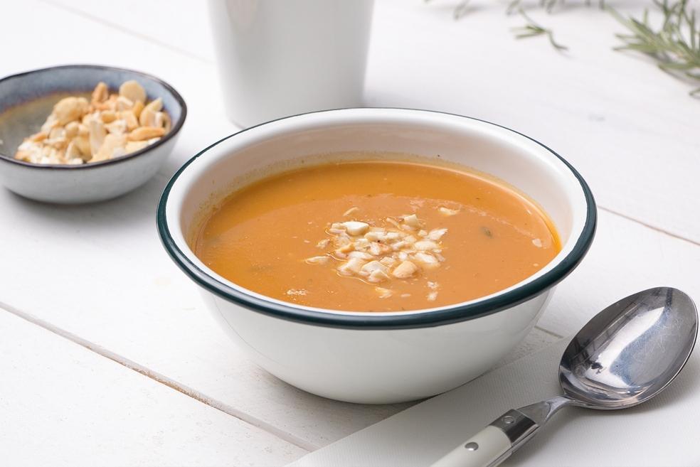 Soep van zoete aardappel en rode ui