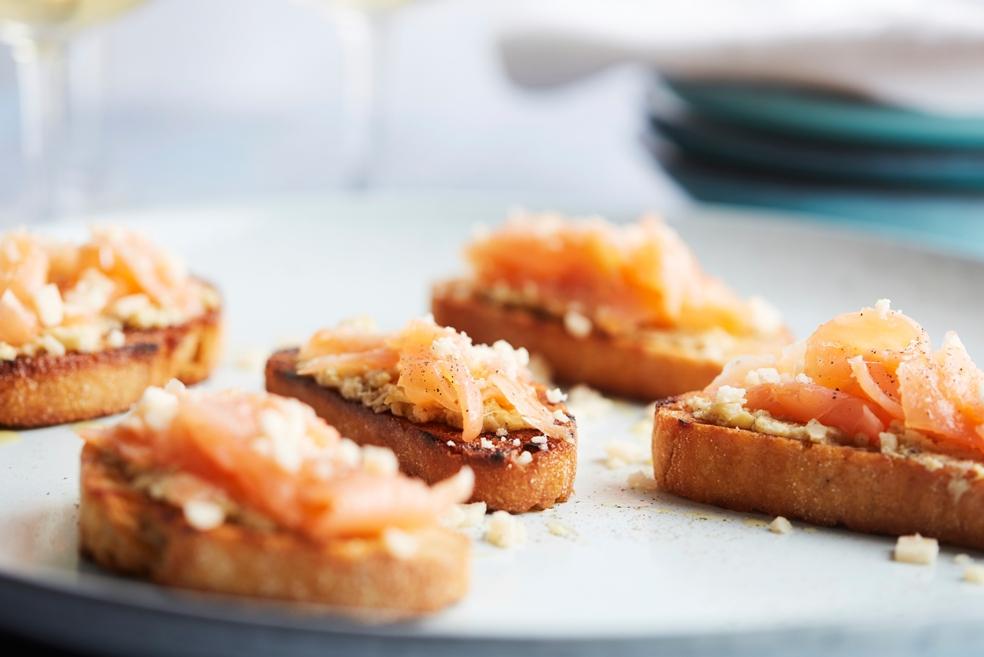 Toastjes met artisjokpuree en zalmcarpaccio