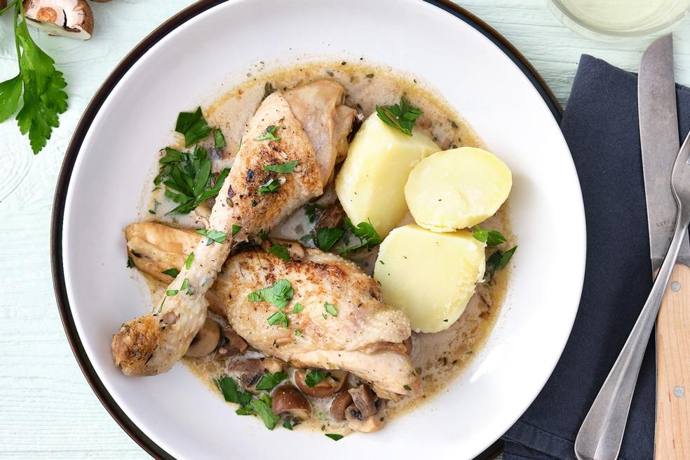 Parelhoen met champignonsaus en aardappelen