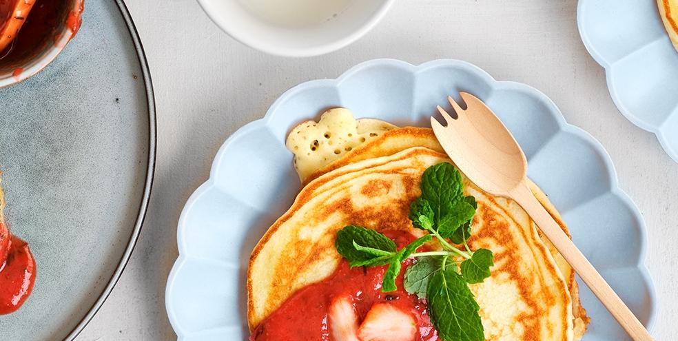 Fluffy yoghurtpannenkoekjes met verse aardbeiensaus