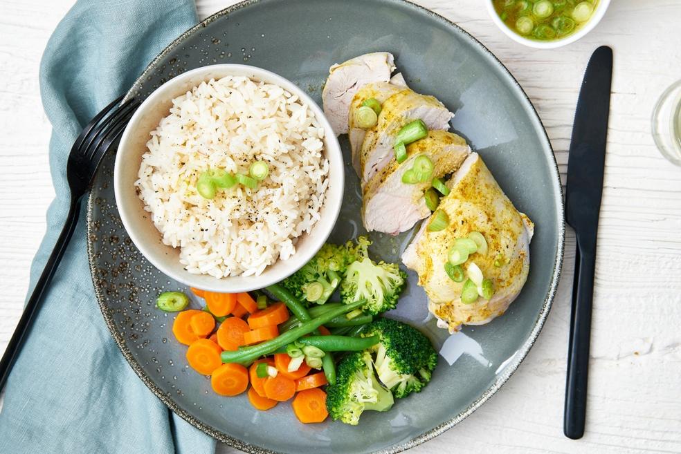 Gestoomde kip en groentjes met rijst