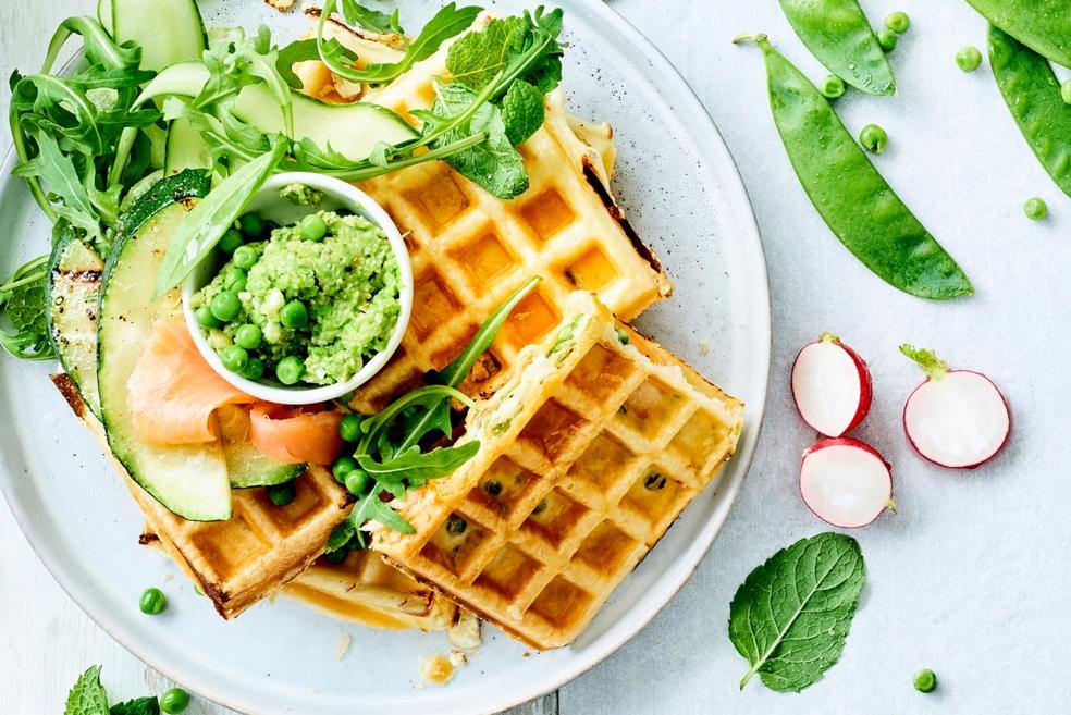 Wafeltjes met erwtenpesto en fris lentegroen