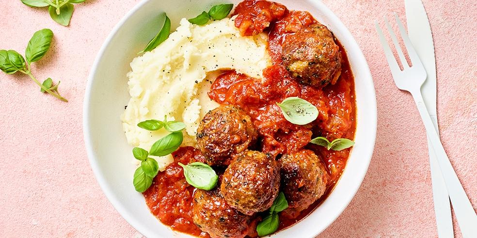 Gehaktballetjes op Italiaanse wijze in tomatensaus met puree