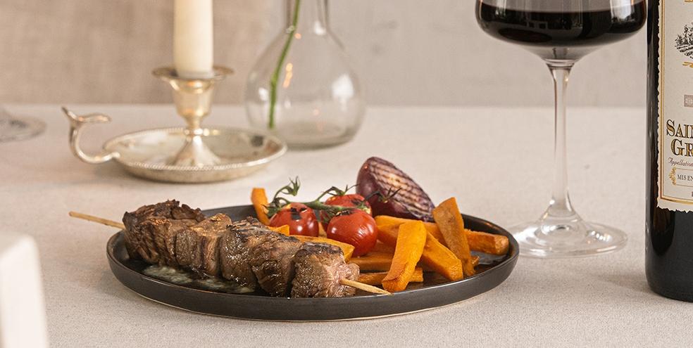 Saté van balsamico-beef met roquefort boter en gegrilde groenten