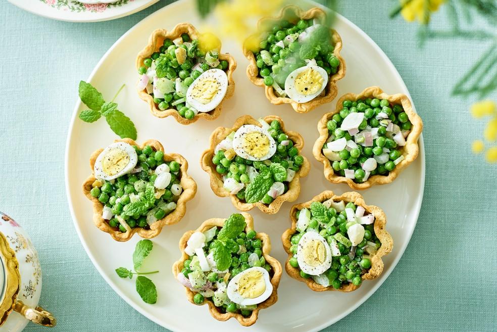 Kruimeldeegkuipjes met erwtensalade en kwarteleitje