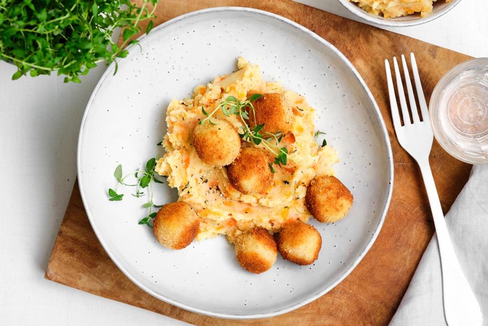 Kaasballetjes met wortelstoemp