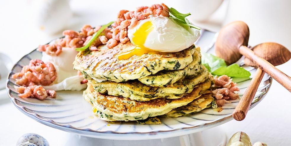 Spinaziepannenkoekjes met noordzeegarnalen en gepocheerd ei