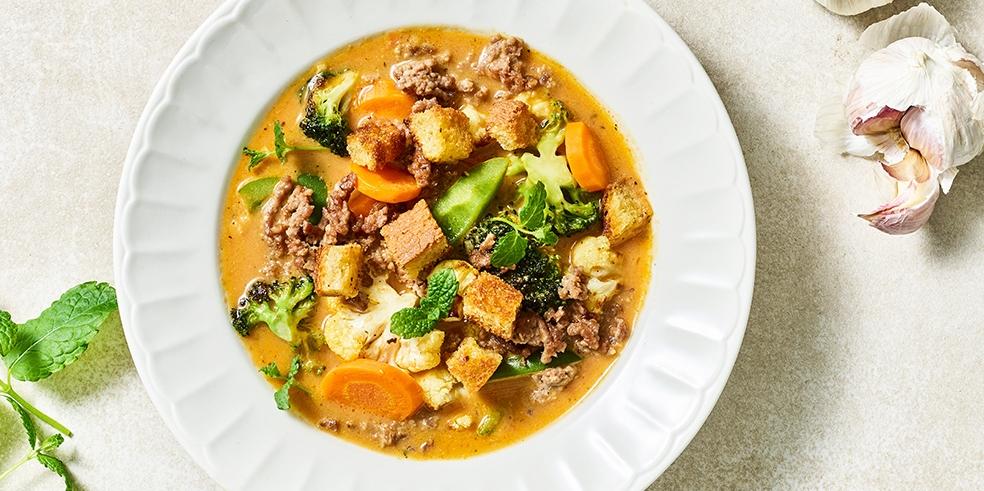 Maaltijdsoep met krokant gebakken gehakt en broodcroutons