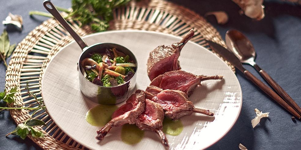 Lamskoteletjes met groenten en kruidenboter