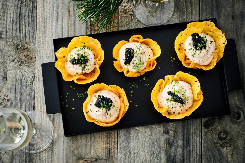 Kaaskuipjes met gerookte zalmmousse