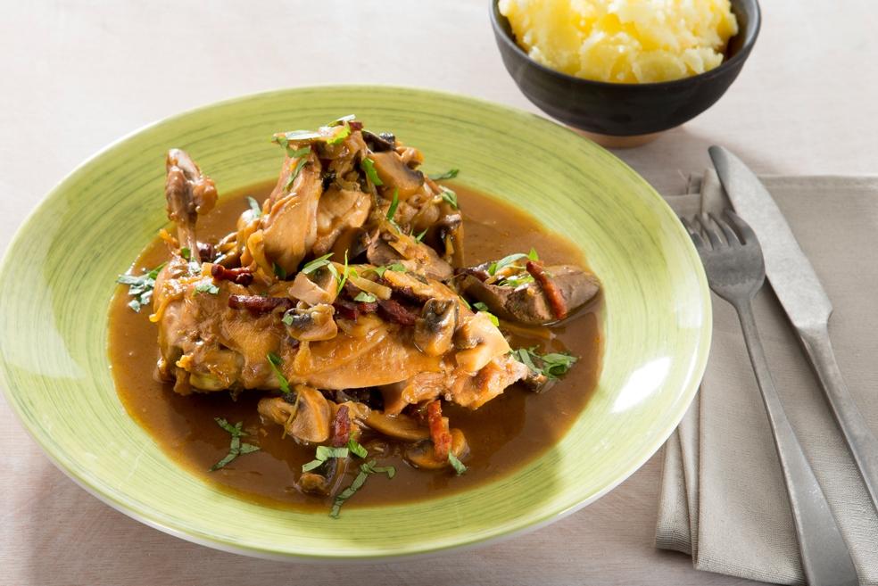 Konijn met bruin bier en champignons