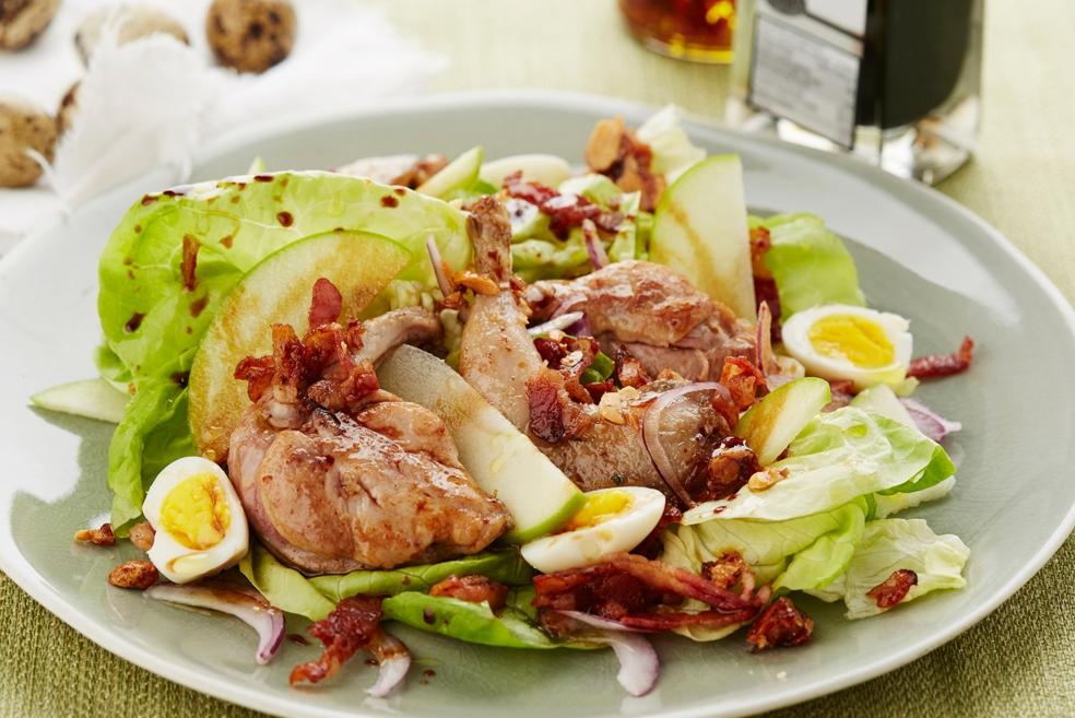 Kwartelsalade met appel en spekjes