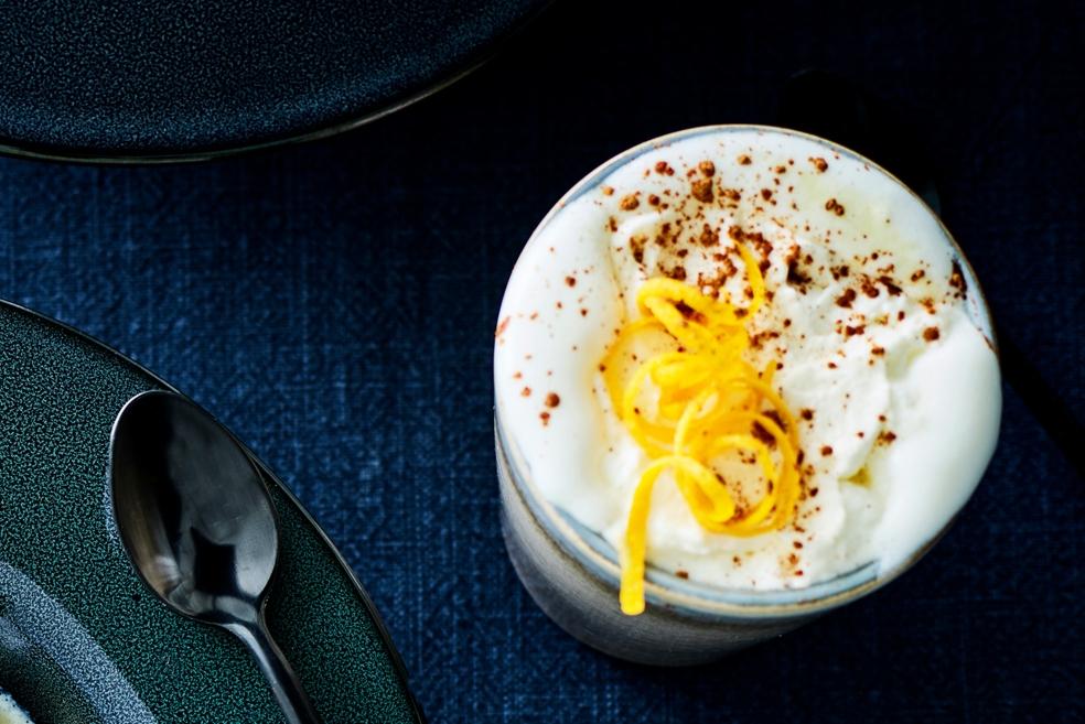 Witte chocolademelk met sinaasappel