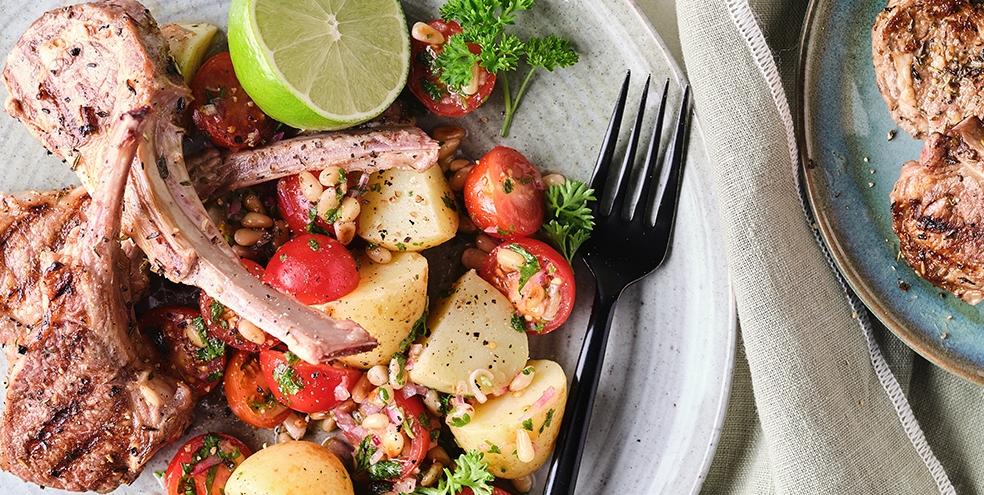 Gegrilde lamskoteletjes met fris tomaten-aardappelslaatje
