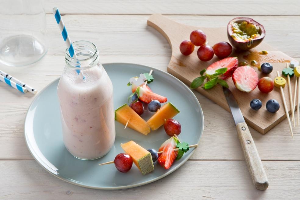 Aardbeismoothie met fruitbrochette