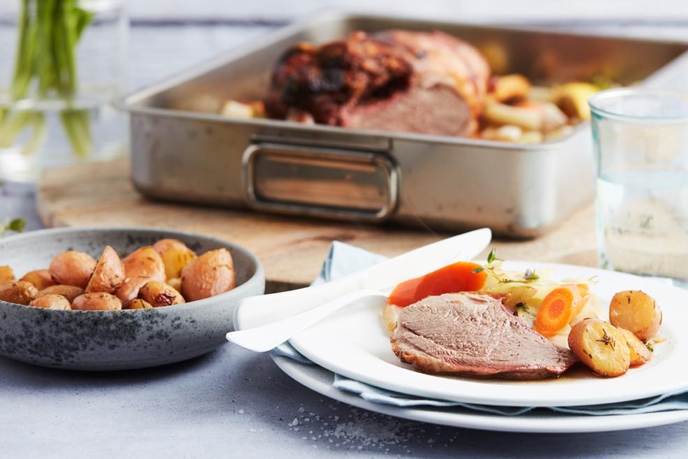 Gebraden lamsbout met groenten en krielaardappeltjes