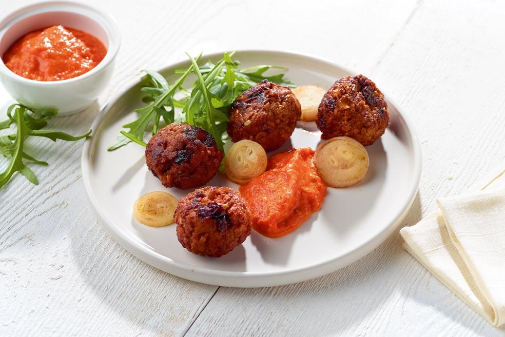 Gehaktballetjes met rozijnen met een tapenade van paprika